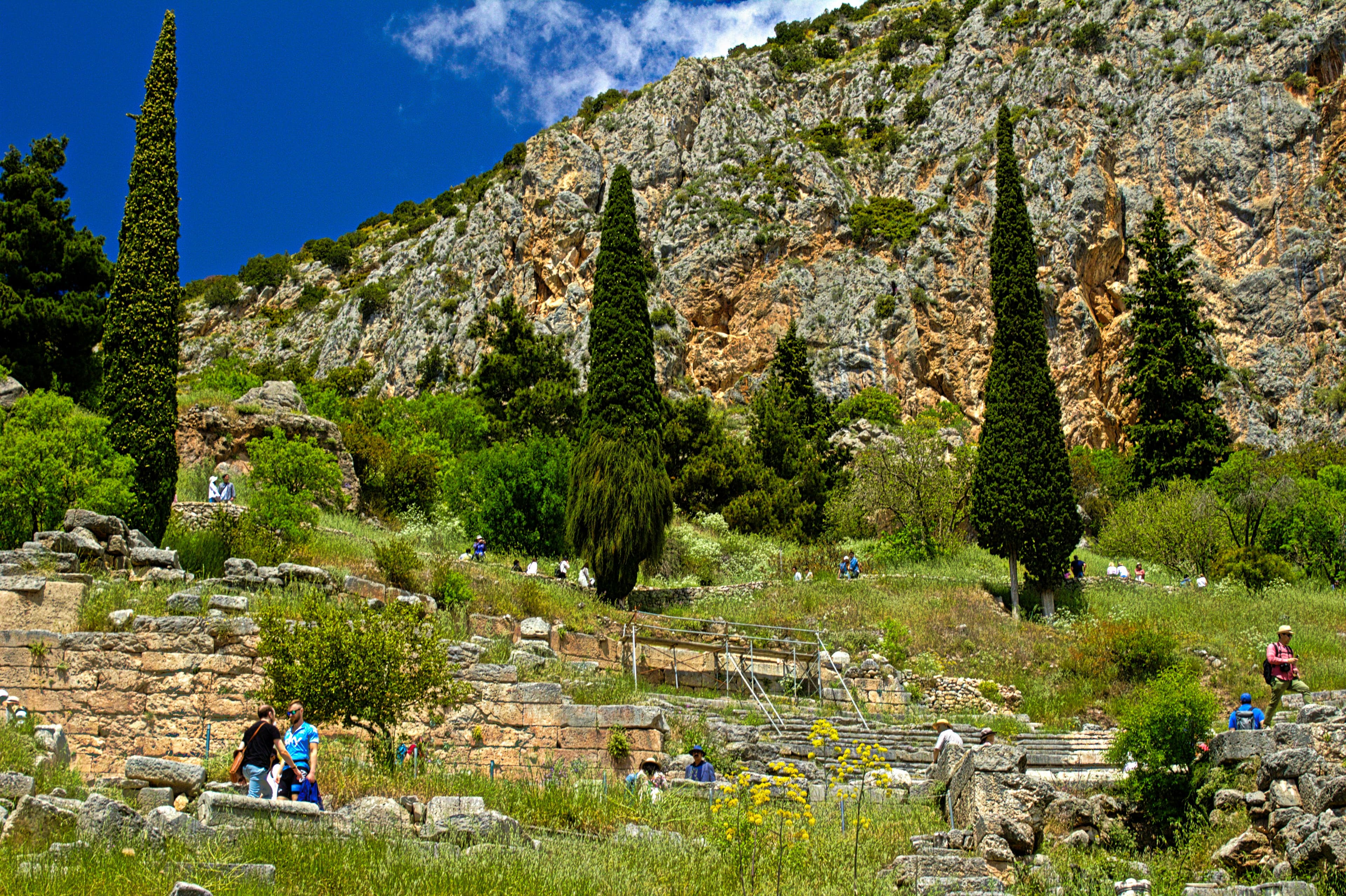 Delphi vs. Meteora: Best Site for History Enthusiasts